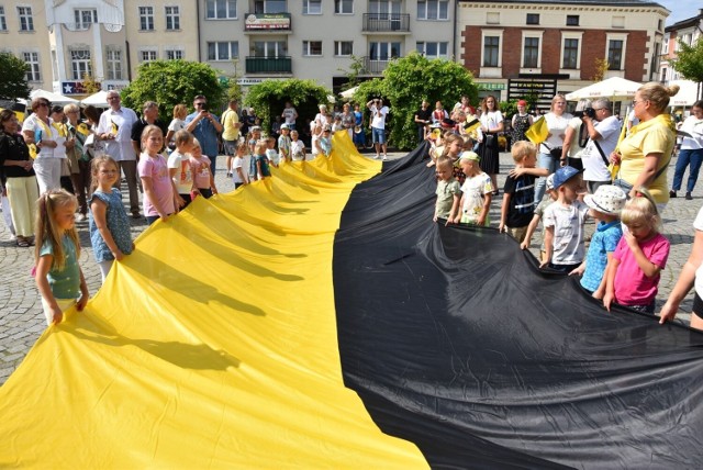 18 sierpnia przypada Dzień Flagi Kaszubskiej. Z tej okazji na Rynku w Kartuzach odbyło się wydarzenie kulturalno-rozrywkowe podkreślające tożsamość kaszubską i symbole kaszubskości. Jednym z nich jest właśnie kaszubska flaga.