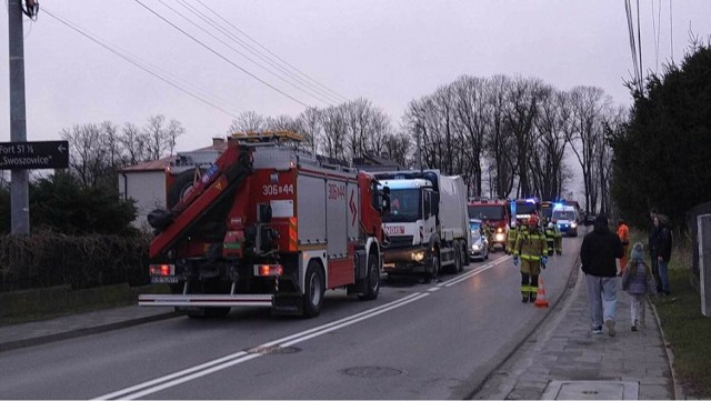 Wypadek w Krakowie Swoszowicach. Czołowe zderzenie osobówki z ciężarówką