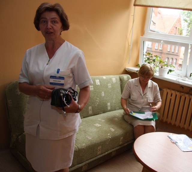 Pielęgniarki Jolanta Luźniak i Anna Wiśniewska w nowo umeblowanje dyżurce na nowym oddziale rehabilitacji