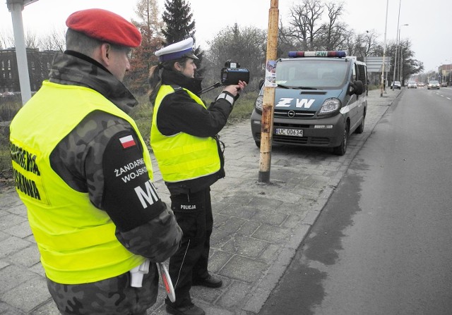Policjanci lub mieszane patrole policji i żandarmerii wojskowej spotkać można w różnych częściach ulicy Szczecińskiej.