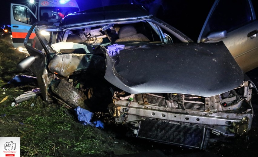 Znamy szczegóły wypadku na trasie Kobylin-Baszków. Jedna osoba w szpitalu [ZDJĘCIA]