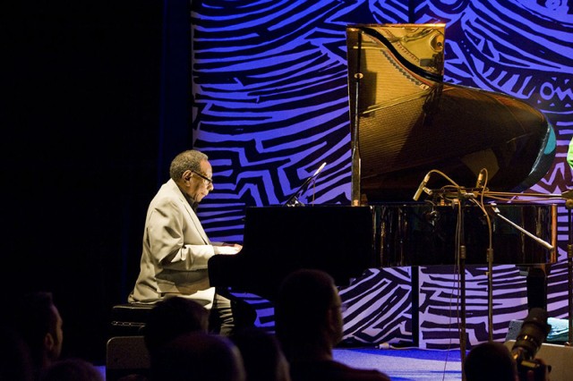 Chicagowskie brzmienie ma głęboką aksamitną barwę i zwane jest &quot;Chicago Sound&quot;.
Ken Chaney - fortepian 
Fot. Andrzej Hajdasz