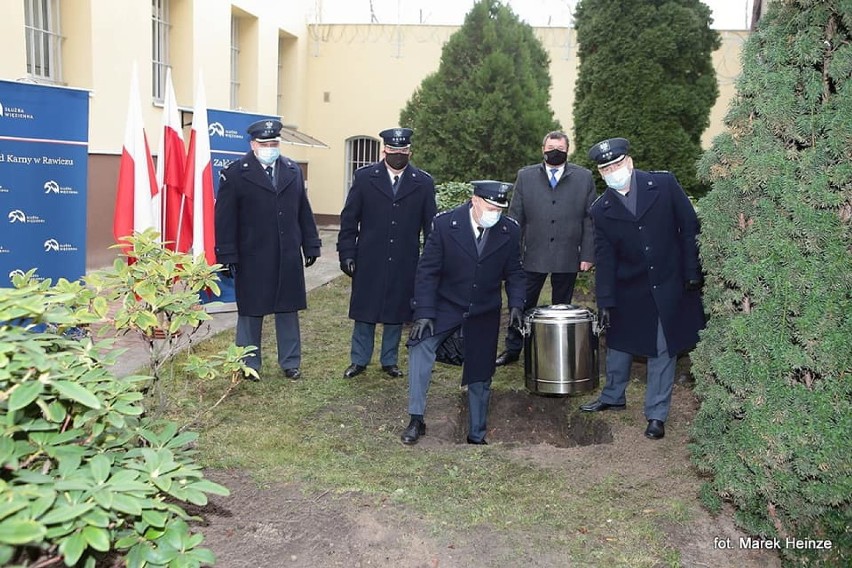 Zakład Karny w Rawiczu istnieje już 200 lat. Rocznicę upamiętniono posadzeniem drzewa oraz zakopaniem kapsuły czasu