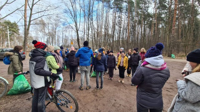 W ciągu 2,5 godziny wysprzątano blisko 2 hektary lasu.