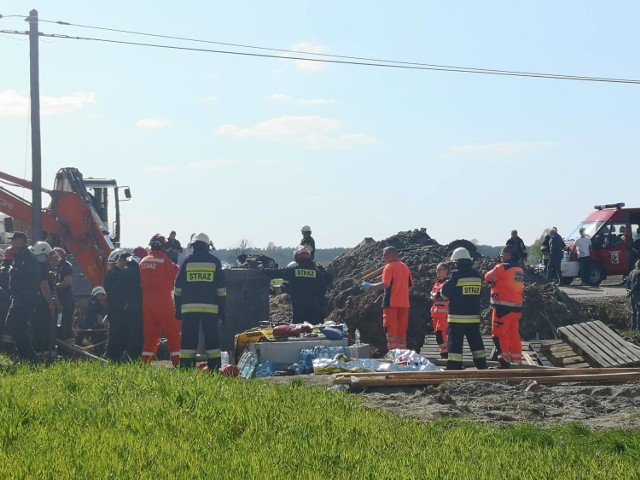 Dwaj robotnicy pracujący przy budowie kanalizacji sanitarnej pomiędzy Pustkowem a Schodnią w gminie Ozimek zostało przysypanych ziemią.