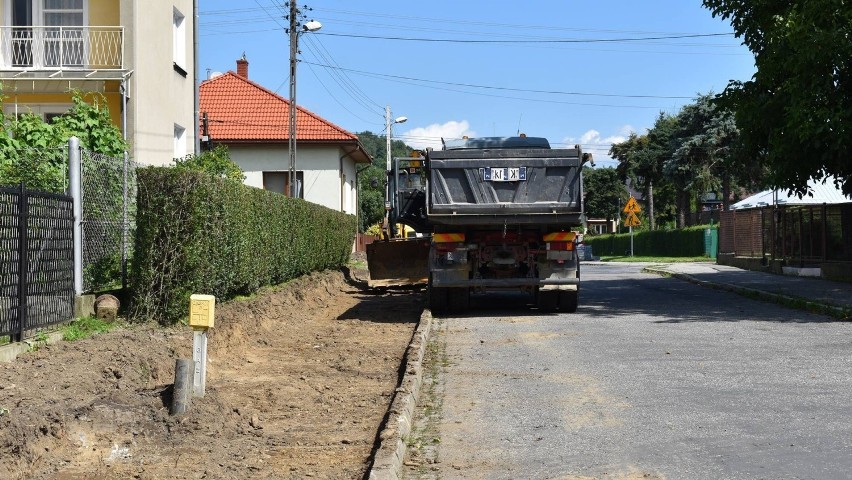 Nowy Sącz. Miasto buduje chodnik, a mieszkańcy go nie chcą: „Nie kosztem pasa zieleni” 