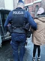 Najdziwniejsze interwencje policji w woj. śląskim w 2021 roku - podejrzany pod podłogą, kradzież 600 jajek z niespodzianką