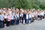 Miejskie rozpoczęcie roku szkolnego w Żarach. W Zespole Szkolno - Przedszkolnym w Kunicach rozbrzmiał tradycyjny dzwonek 