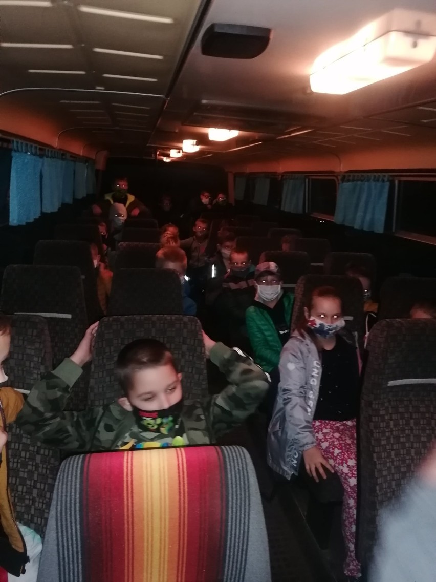 Dzieci ze Świnic Warckich odwiedziły Dolinę Skrzatów (ZDJĘCIA) 