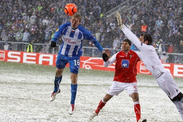 W Poznaniu zimowa aura uniemożliwiała dokładne rozgrywanie piłki. Dziś  warunki do gry będą idealne