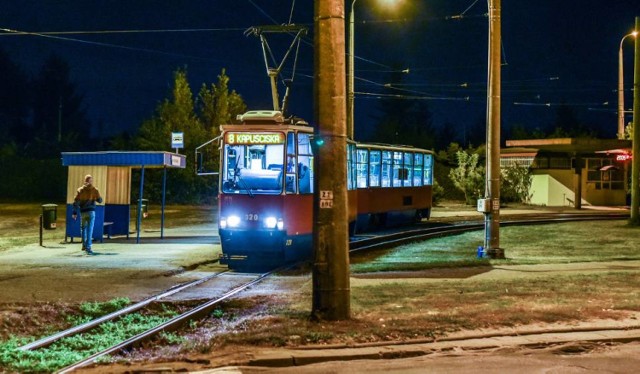 Szykuje się ogromny remont węzła tramwajowego znajdującego się przy Szarych Szeregów na bydgoskich Kapuściskach. Prace rozpoczną się w sobotę, 14 lipca i potrwają do jesieni 2019 roku. Ich zakres jest tak duży, że ruch tramwajów na górnym tarasie miasta zostanie zawieszony. Inwestycja pochłonie 65 milionów złotych.

Nowe przystanki, ulice i ścieżki rowerowe
Wymienione zostaną torowiska, powstaną nowe rozjazdy, przebudowane zostaną perony i skrzyżowanie ulic Wojska Polskiego-Bełzy-Szpitalna. - Rozbudowa węzła umożliwi między innymi kierowanie tramwajów z ulicy Wojska Polskiego (od strony centrum) na Szpitalną - wyjaśniają w bydgoskim ratuszu. - W ten sposób linie, które będą kursować nowym torowiskiem po Kujawskiej zyskają możliwość dojazdu na Glinki. 

Pojawią się nowe przystanki, ścieżki rowerowe, oświetlenie i chodniki dopasowane do potrzeb osób niepełnosprawnych. Wymieniona zostanie nawierzchnia ulic oraz kanalizacja deszczowa.  - Sygnalizacje na najważniejszym węźle na Kapuściskach zostaną  włączone w system ITS, który nadaje priorytet komunikacji miejskiej - dodają w ratuszu. - Bardzo ważnym elementem projektu jest przebudowa pętli przy ul. Magnuszewskiej. Na niej również będą mogły zawracać składy jadące zarówno od węzła Szarych Szeregów jaki i od strony ronda Kujawskiego.

Zmiany w komunikacji miejskiej
Linie tramwajowe nr 2,4 i 7 zostaną skierowane do pętli Babia Wieś. Linia nr 8 będzie zawracać do zajezdni tramwajowej. Linia nr 9 zostanie zawieszona. Dojazd na Kapuściska zapewnią linie zastępcze Za T7 (z mostu Kazimierza Wielkiego) i za T8 ( z ronda Toruńskiego) oraz linia autobusowa nr 59.  Na Glinki będzie można  dojechać autobusem linii nr 68, a na Wzgórze Wolności m.in. linią 69.  Szczegółowy rozkład znajdziecie na stronie ZDMiKP.



Zwiedzanie Młynów Rothera na Wyspie Młyńskiej w Bydgoszczy

