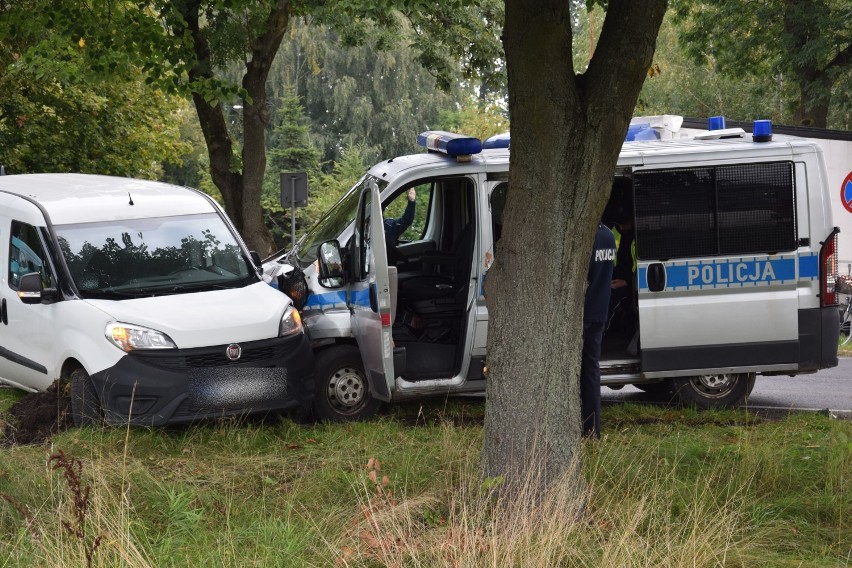 Poważna kolizja policyjnego radiowozu w Szczecinku. Są poszkodowani [zdjęcia]