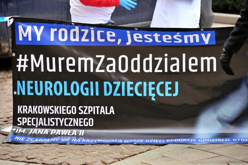 Kraków. Rodzice protestują w obronie oddziału neurologii w szpitalu Jana Pawła 2. Nie zgadzają się z decyzją dyrekcji o jego przeniesieniu 