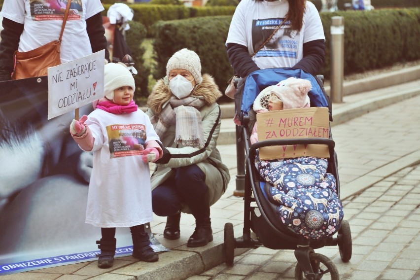 Kraków. Rodzice protestują w obronie oddziału neurologii w szpitalu Jana Pawła 2. Nie zgadzają się z decyzją dyrekcji o jego przeniesieniu 