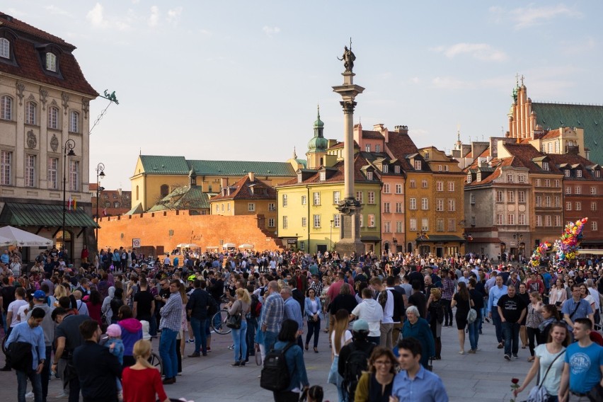 Z raportu CBOS wynika, że Polacy z wyższym wykształceniem o...