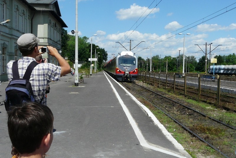 Unowocześniony pociąg pełen turystów z Łodzi zagościł w Tomaszowie