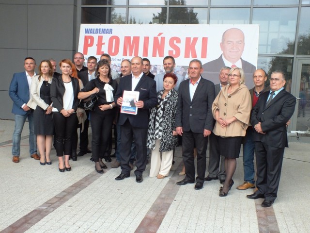 Wybory 2014: Waldemar Płomiński przedstawił swoich kandydatów na radnych, przed nieczynną Bawełnianką