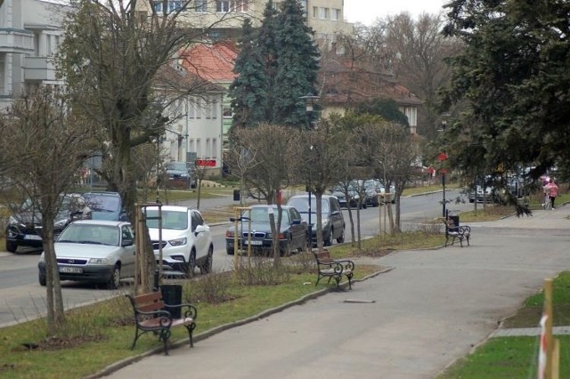Fragment Solankowej w Inowrocławiu. Zdjęcie nie oddaje stopnia zaniedbań dewastacji tej ulicy