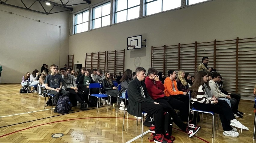 Szkolne Igrzyska Zdrowia w II Liceum Ogólnokształcącym w Sandomierzu. Młodzież promowała zdrowy styl życia