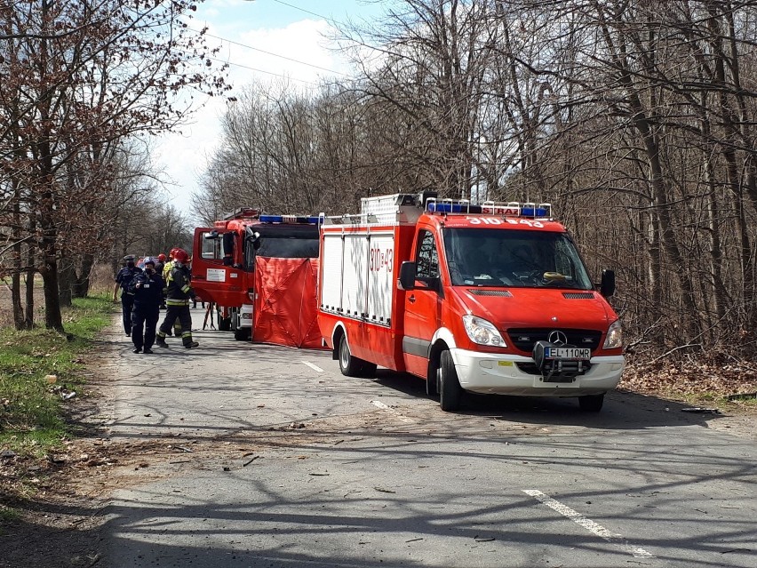 Wypadek na ul. Sianokosy. Samochód uderzył w drzewo! Jedna osoba nie żyje ZDJĘCIA