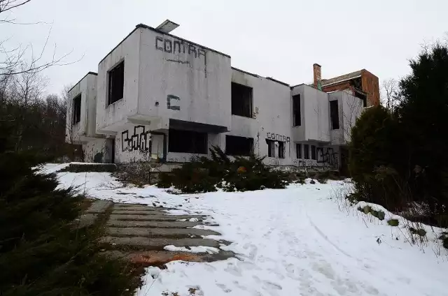 Zniszczony budynek po szkole wyższej