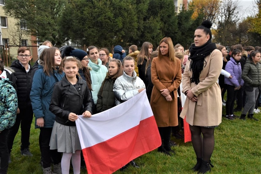 SP nr 3 w Sławnie śpiewa hymn Polski 8 listopada 2019 r.