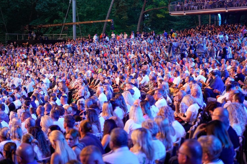 TOP OF THE TOP Sopot Festival 2022 - tak bawiła się publiczność podczas trzeciego dnia festiwalu w Sopocie. Sporo zdjęć