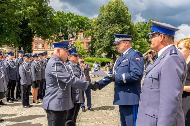 W uroczystej zbiórce uczestniczyli parlamentarzyści, przedstawiciele samorządu, wymiaru sprawiedliwości, służb mundurowych i duchowieństwa. Szczególnie zasłużonych wyróżniono statuetkami Niedźwiedzi Przemyskiej Policji.