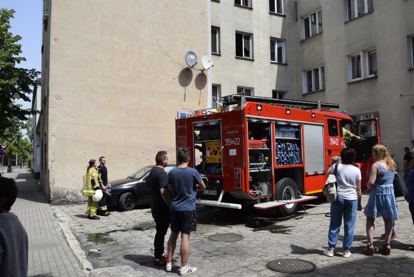 Pożar mieszkania przy ulicy Sienkiewicza w Skierniewicach. Dwie osoby poszkodowane w stanie ciężkim