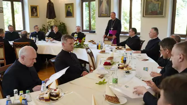 Nominacje proboszczowskie odebrało w poniedziałek (5 czerwca) 31 kapłanów diecezji tarnowskiej. Wręczył je ordynariusz diecezji bp Andrzej Jeż