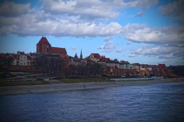 Widok z mostu drogowego na Stare Miasto w Toruniu