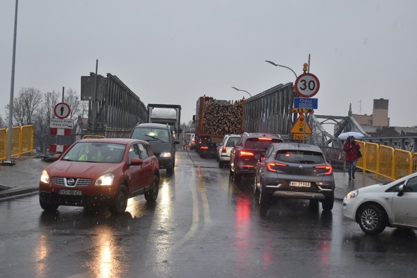 Potężne korki przy moście w Krośnie Odrzańskim w związku z...