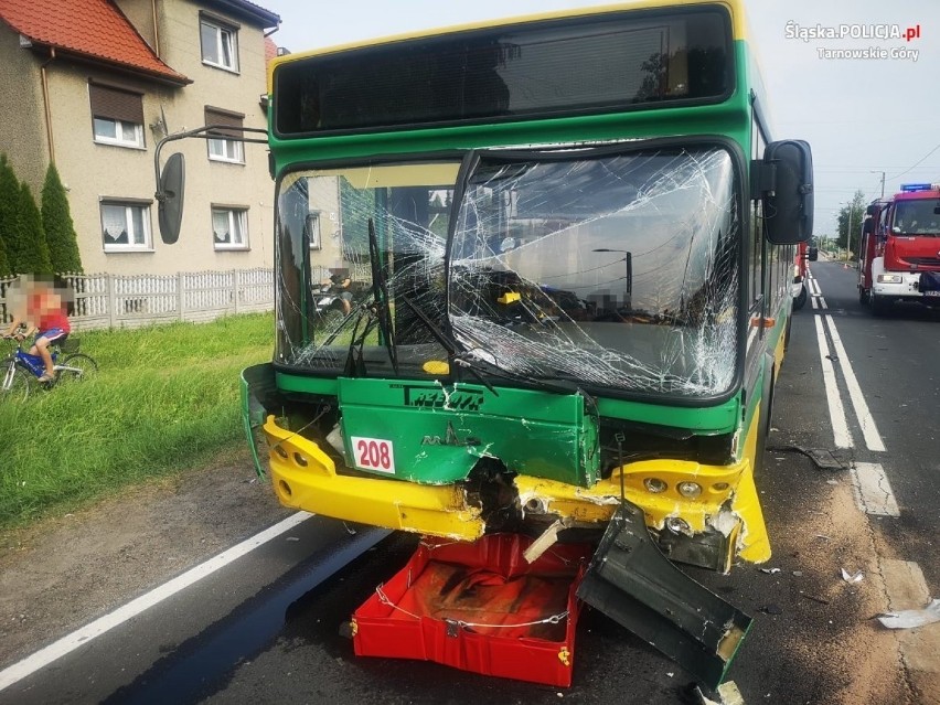  Autobus czołowo zderzył się z osobówką. Kierowca skody w ciężkim stanie. Do wypadku doszło w Wieszowie