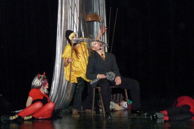 Na scenie ze spektaklem &#8222;Król Herod" wystąpiła grupa teatralna &#8222;Rekwizytornia Teatr&#8221;