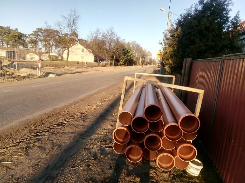 Do czerwca potrwa budowa kanalizacji sanitarnej w Zadorach ZDJĘCIA