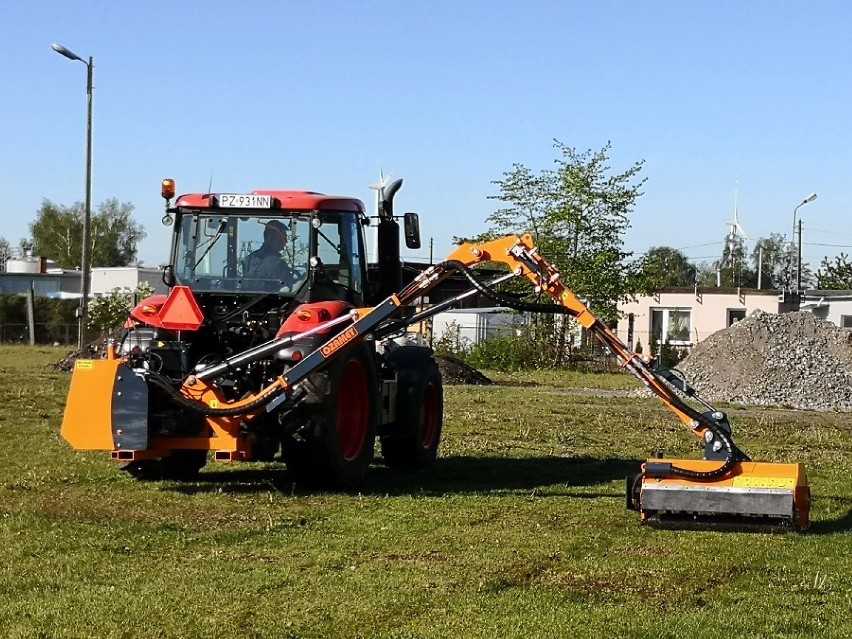 Zakład Komunalny w Gizałkach zakupił nową kosiarkę bijakową na wysięgniku