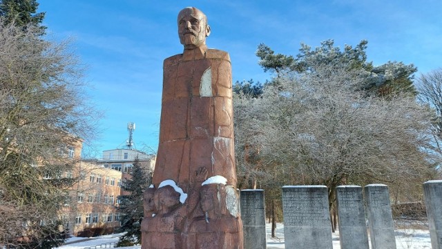 Z biegiem lat pomnik Janusza Korczaka w Zielonej Górze coraz bardziej niszczeje. Czy zostanie naprawiony?