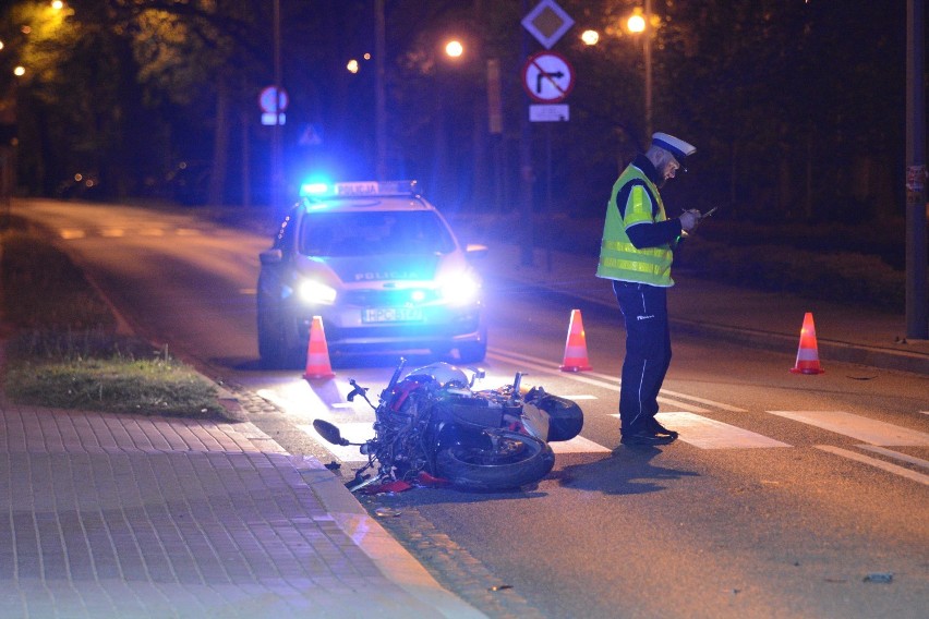 W Grudziądzu motocyklista uderzył w latarnię, która przewróciła się na pieszego [wideo, zdjęcia]
