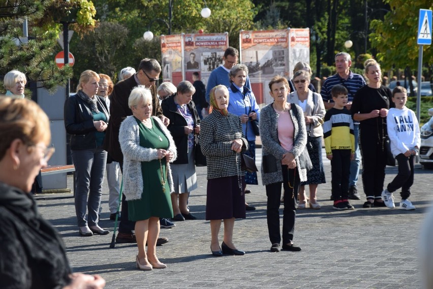 "Iskra Bożego Miłosierdzia" 2021 w Wieluniu. Wspólna modlitwa na placu Legionów FOTO