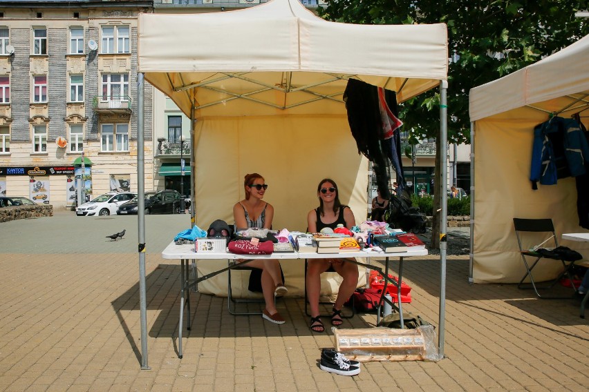 Podgórska wyprzedaż garażowa. Zobacz, czym handlowali krakowianie [ZDJĘCIA]