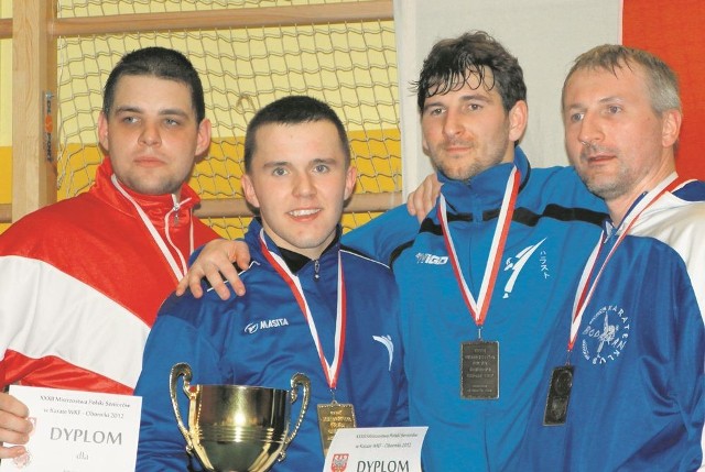 Michał Bąbos (drugi od lewej) zdobył dwa medale mistrzostw Polski, w tym ten najcenniejszy
