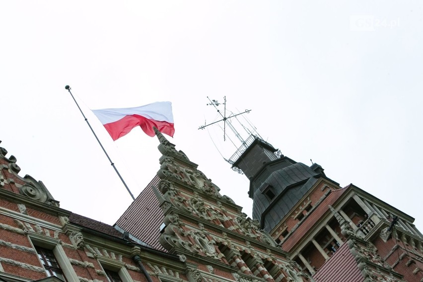 Nad urzędem wojewódzkim powiewa polska flaga. Już na stałe. Na uroczystość przyjechał premier [WIDEO, ZDJĘCIA]