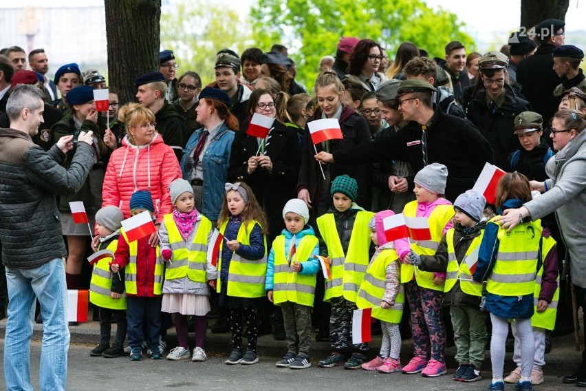 Nad urzędem wojewódzkim powiewa polska flaga. Już na stałe. Na uroczystość przyjechał premier [WIDEO, ZDJĘCIA]