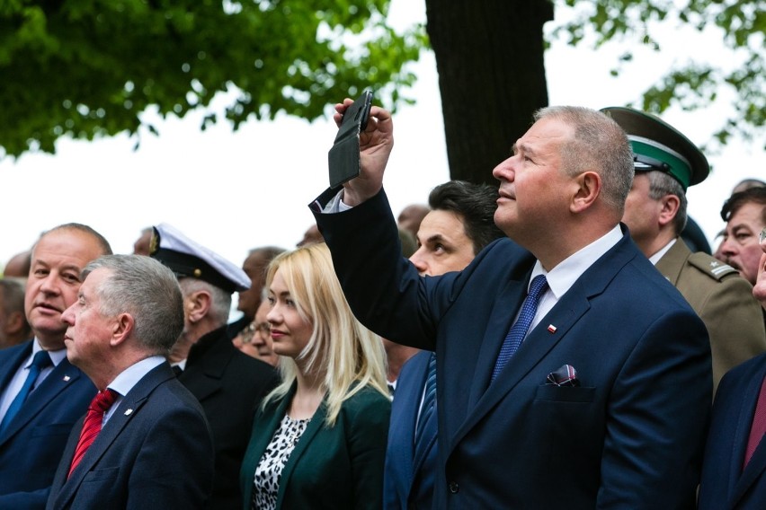 Nad urzędem wojewódzkim powiewa polska flaga. Już na stałe. Na uroczystość przyjechał premier [WIDEO, ZDJĘCIA]