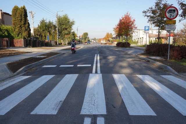 Oprócz nowego asfaltu są chodniki po obu stronach ulicy Wyspiańskiego, zatoczki postojowe, przejścia dla pieszych i wyniesienia na skrzyżowaniach.