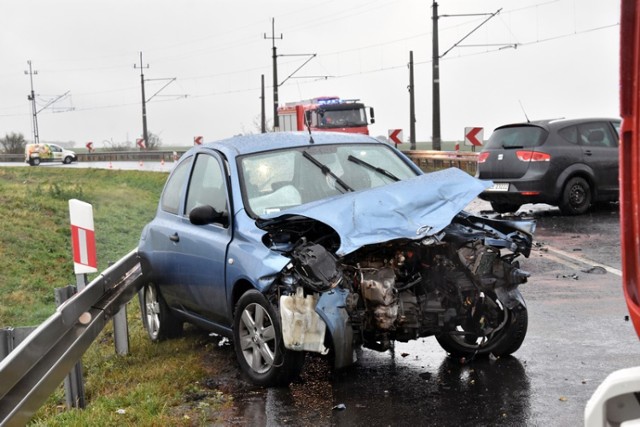 Wypadek w Wilczycach, trzy osoby ranne.