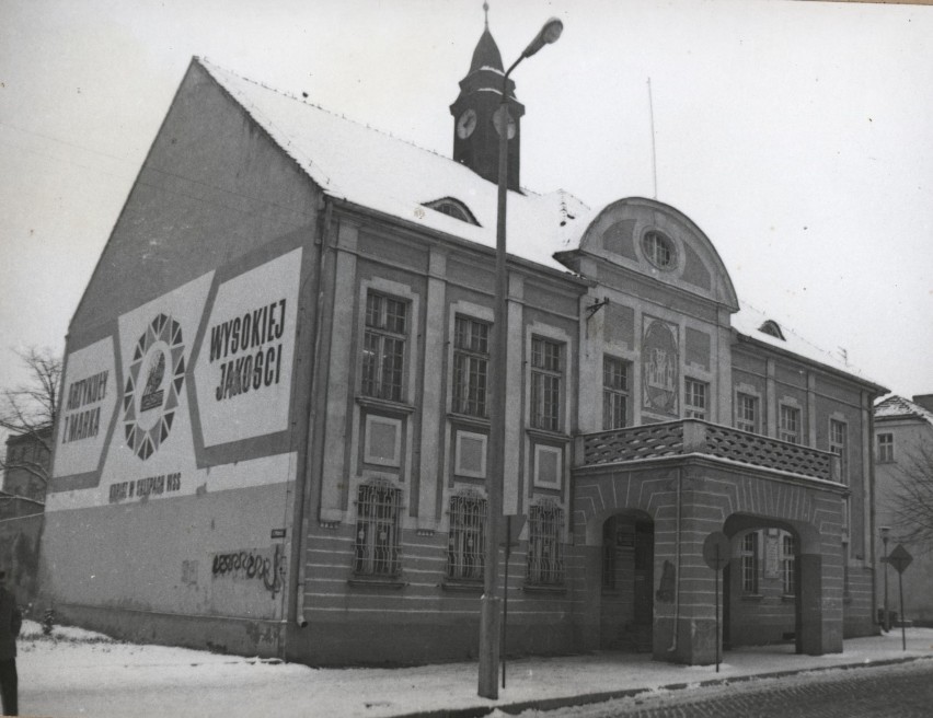 Gostyń. Rynek w Gostyniu na przełomie lat 70. i 80. XX wieku. ZOBACZCIE, jak prezentuje się na archiwalnych CZARNO-BIAŁYCH zdjęciach