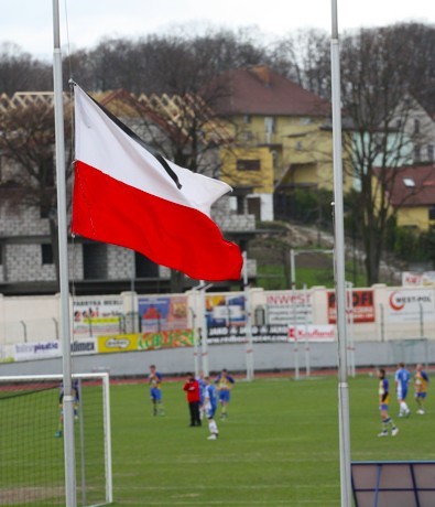 Juniorzy Chojniczanki zagrali sparing, gdy nad stadionem powiewała opuszczona do połowy flaga Polski
