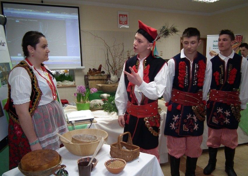 Uczniowie szoły w strojach regionalnych