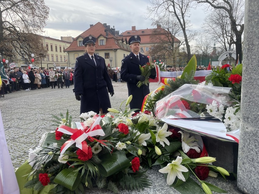 W Święto Niepodległości pod pomnikiem Wolność i...